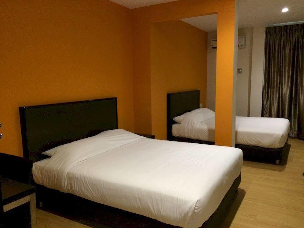 Padungan Hotel Кучінг Екстер'єр фото